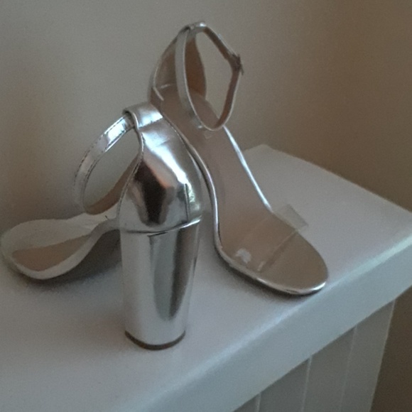 Fun sandals - Picture 2 of 2